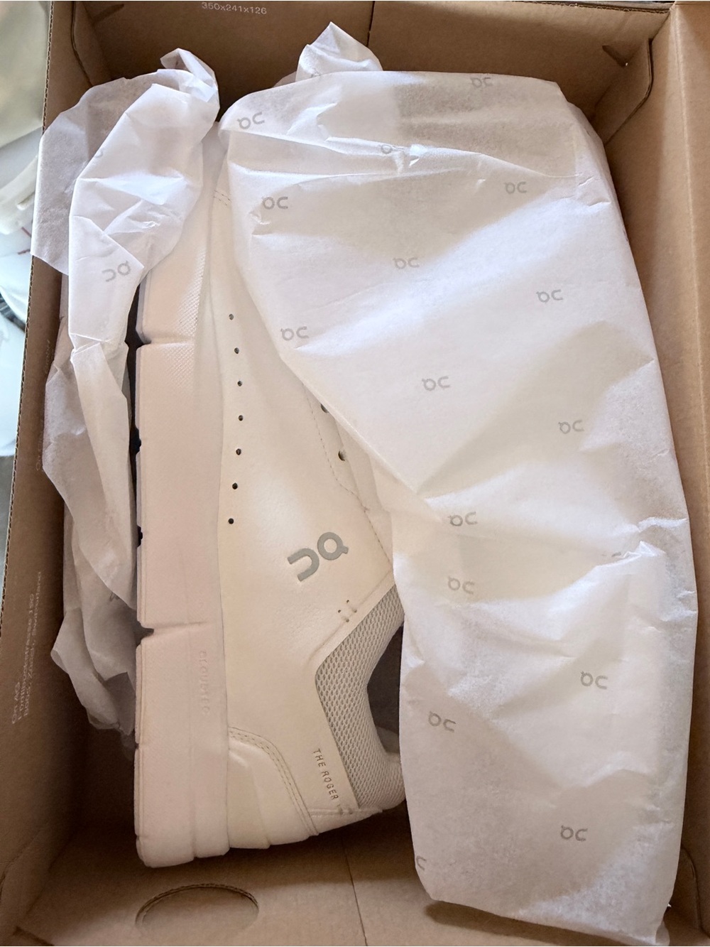 On Running White The Roger Low-Top Sneaker Roger Advantage